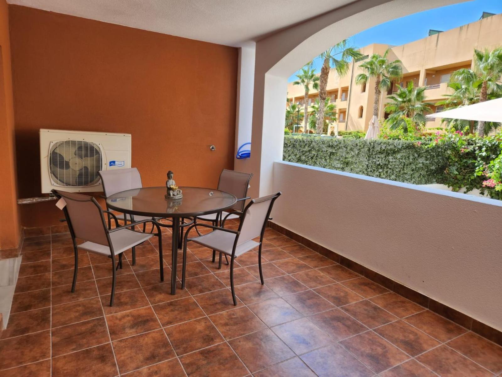 Bajo De Esencia Relajante Con Piscina Privada Y Patio! Vera