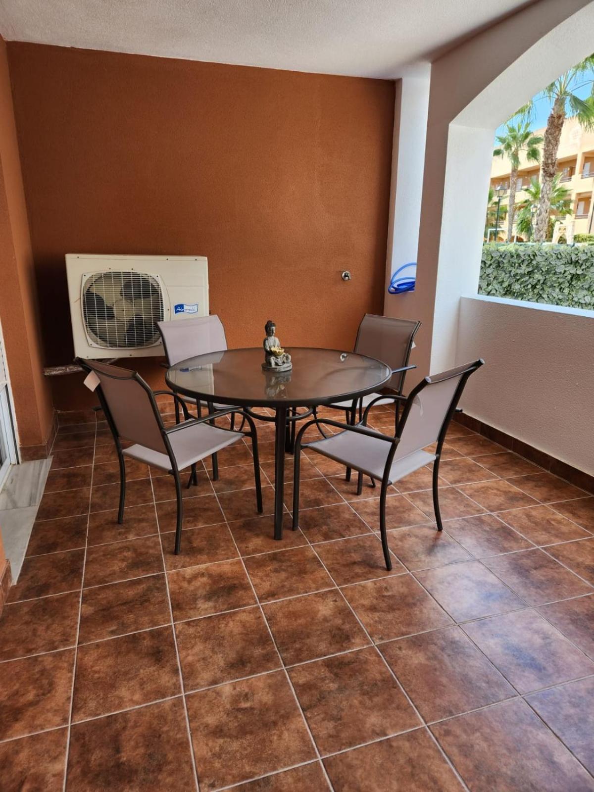 Apartamento Bajo De Esencia Relajante Con Piscina Privada Y Patio!
