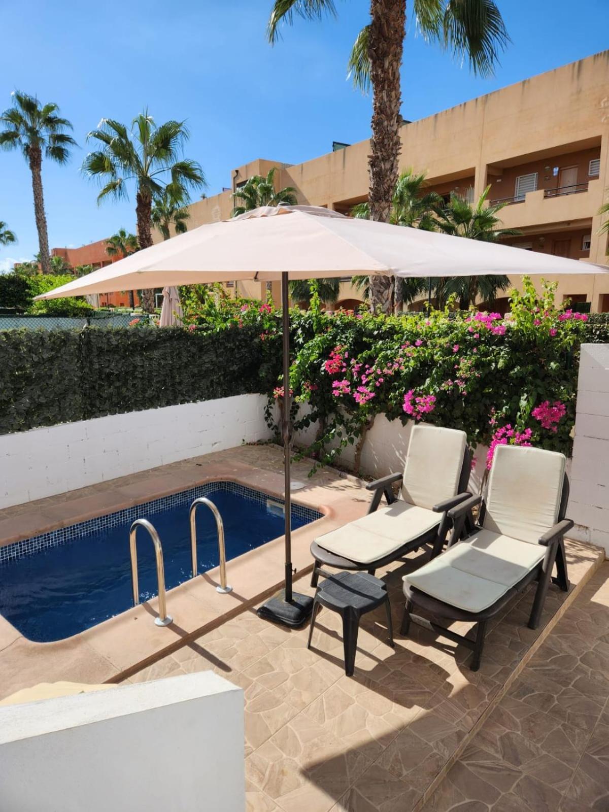 Bajo De Esencia Relajante Con Piscina Privada Y Patio! Vera