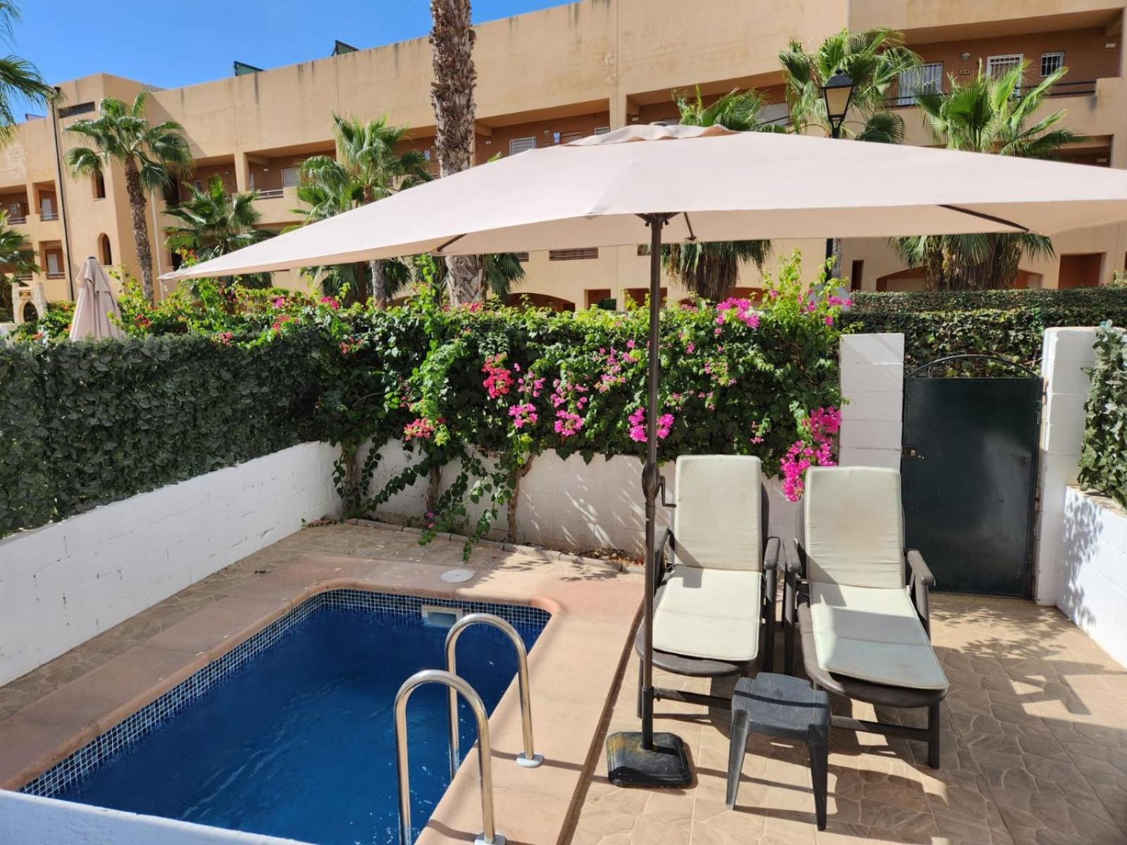 Bajo De Esencia Relajante Con Piscina Privada Y Patio! *
