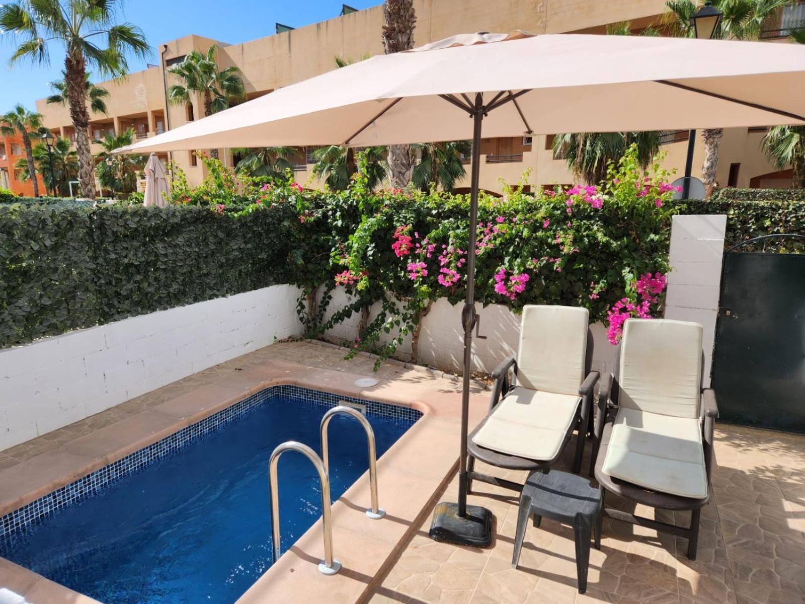 Apartamento Bajo De Esencia Relajante Con Piscina Privada Y Patio! *