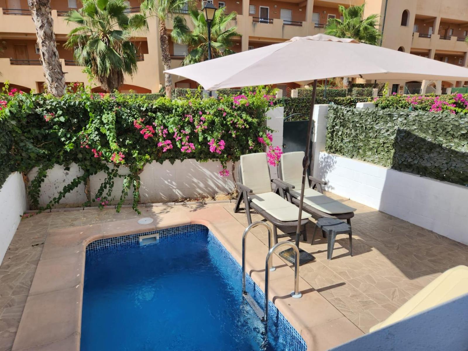 Bajo De Esencia Relajante Con Piscina Privada Y Patio! *
